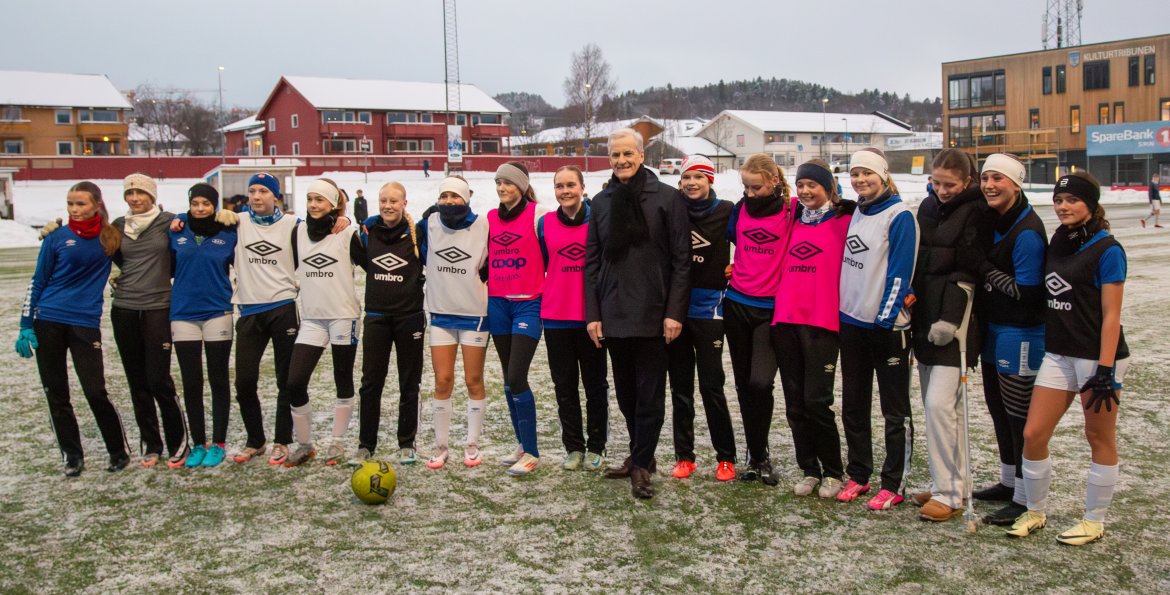 Ranheim J15 fikk med selveste statsministeren på lagbilde.