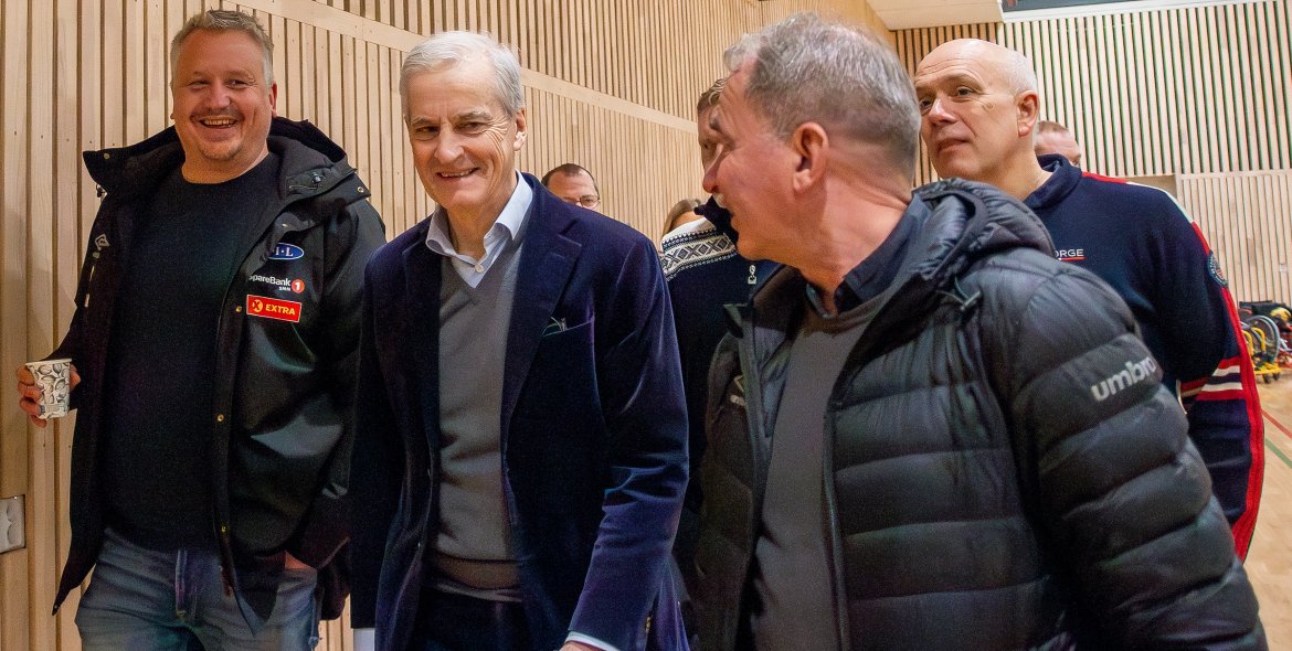 Statsminister Jonas Gahr Støre med Frank Lidahl og Trond Alstad.