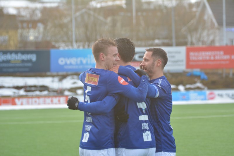 Sollie Rønning gratuleres av Reginiussen og Alseth etter sin første scoring i Ranheim-trøya