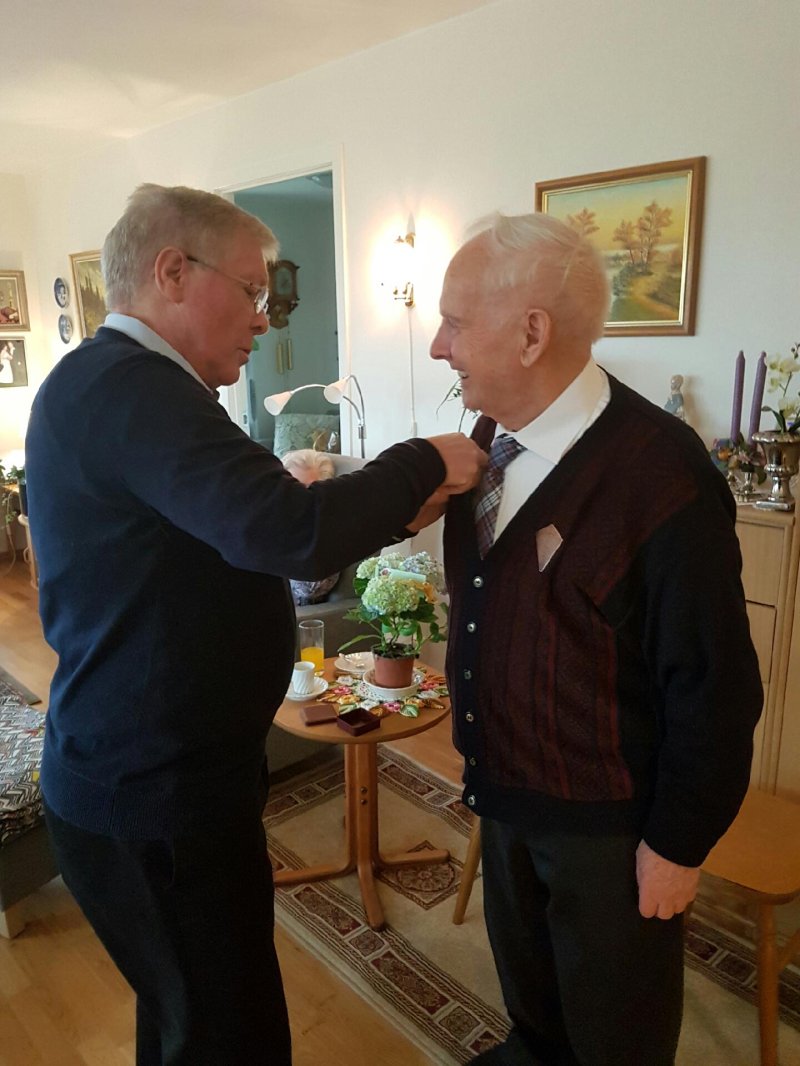 Lars Morten Brobakk gir Leif Lauritsen utmerkelsen