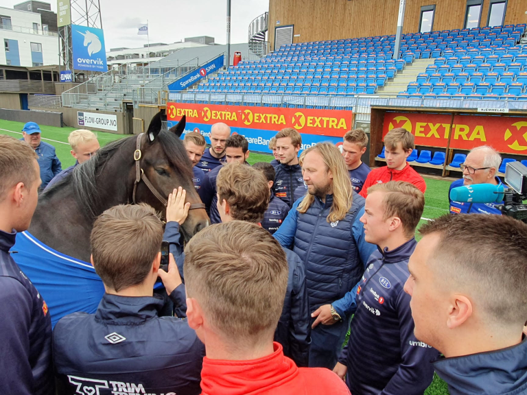 Nordli Alma omflokket av spillerne